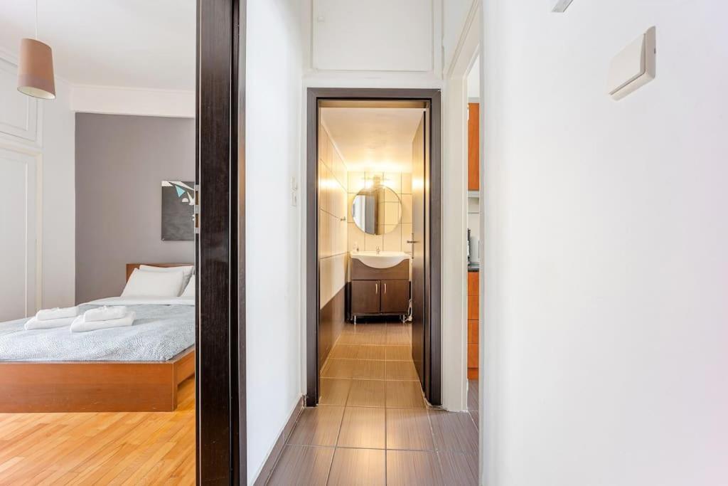 Apartment In The Middle Of Everything *
