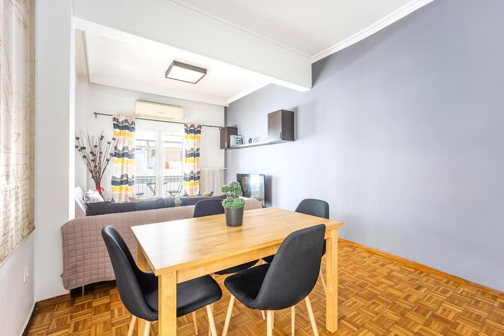 Apartment In The Middle Of Everything *