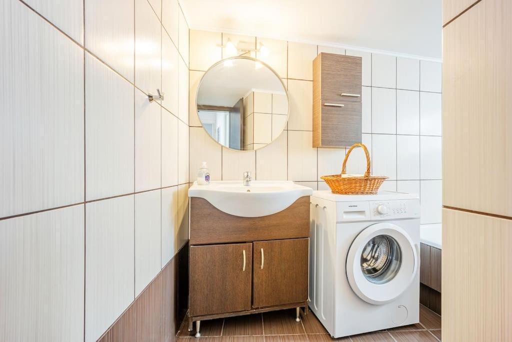 Apartment In The Middle Of Everything Athens